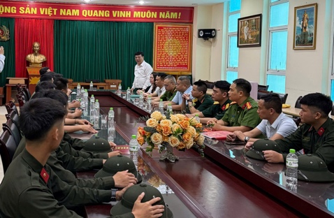 Lãnh đạo xã Vĩnh Thanh thăm, động viên chiến sĩ mới tham gia nghĩa vụ Công an nhân dân